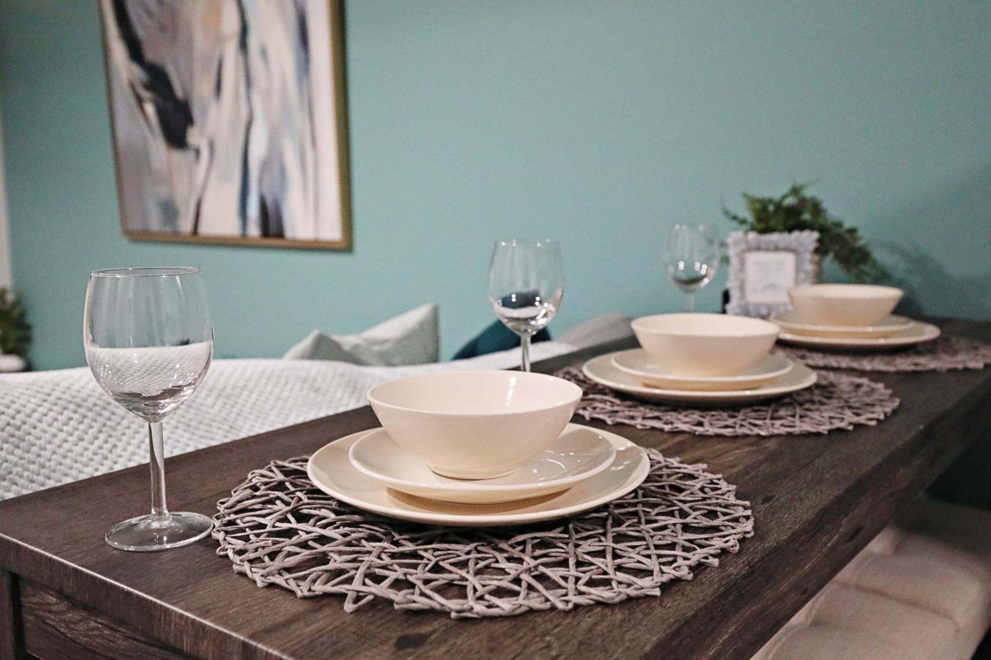 Beautiful Home With 4 King Beds,Airport,Disney+ 에드먼턴 외부 사진
