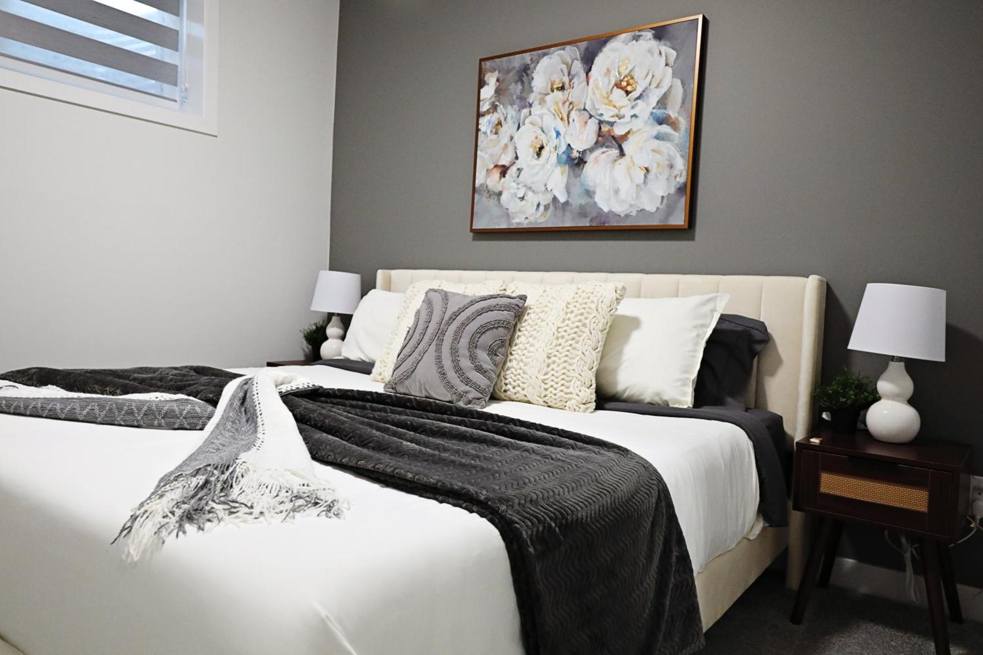 Beautiful Home With 4 King Beds,Airport,Disney+ 에드먼턴 외부 사진
