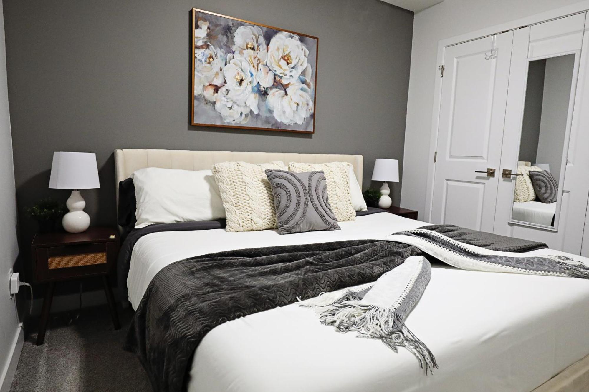 Beautiful Home With 4 King Beds,Airport,Disney+ 에드먼턴 외부 사진