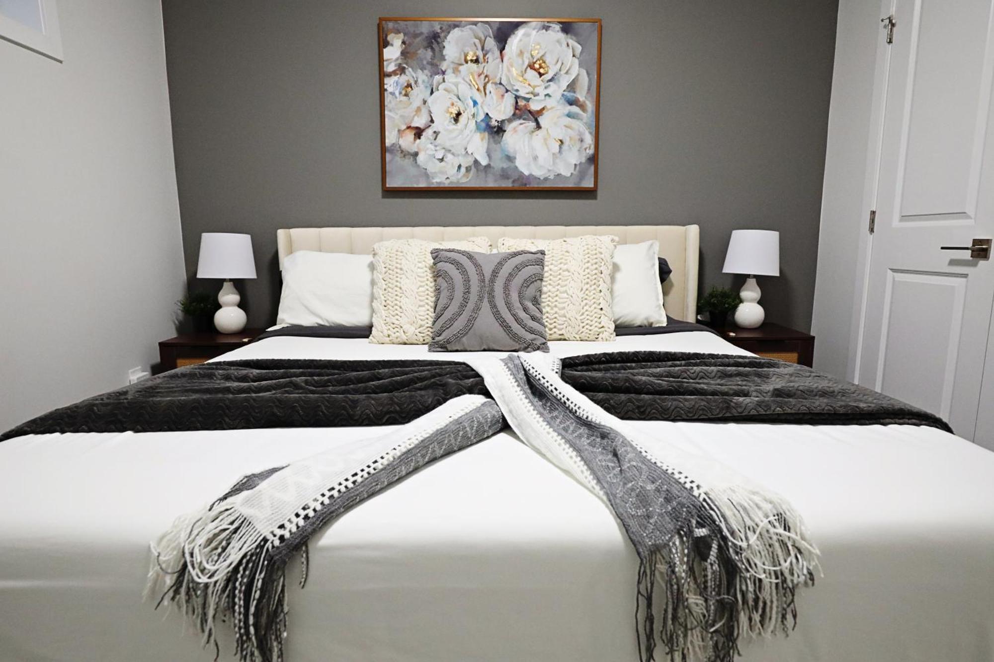 Beautiful Home With 4 King Beds,Airport,Disney+ 에드먼턴 외부 사진